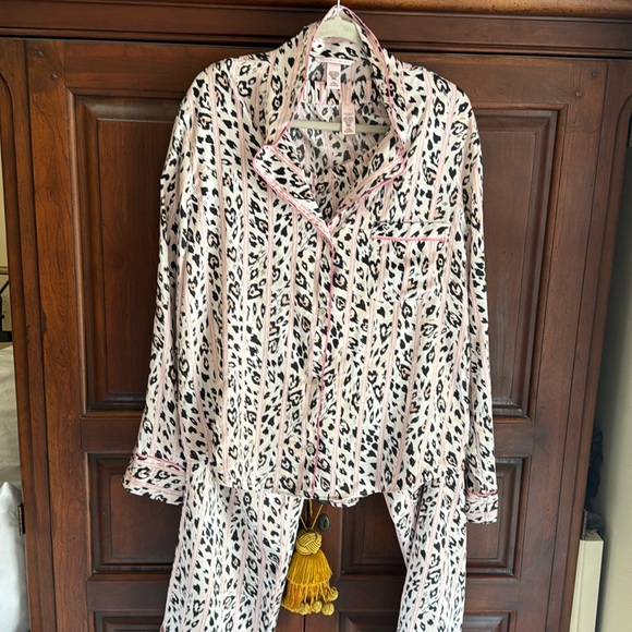 Brand new pajamas they are a satin from Victoria’s Secret - Picture 1 of 6